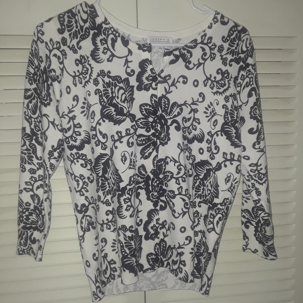 JOSEPH A long sleeve top.  Button down gorgeous